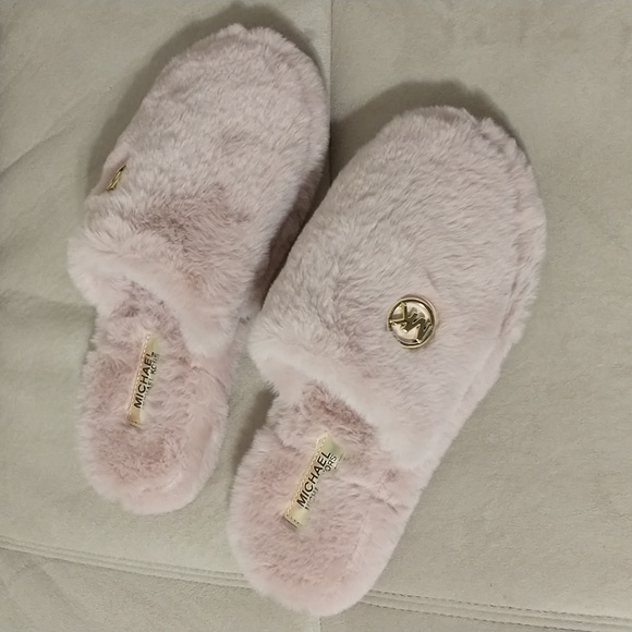 Michael Kors 9M Pink Faux Fur Slippers - Picture 5 of 5